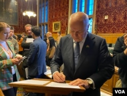 前保守黨黨魁席伊恩·鄧肯·史密斯爵士簽署提議，呼籲英國安全大臣丹·賈維斯（Dan Jarvis）採取行動，包括制止中國當局騷擾流亡者並開設專線等實際舉措。 （美國之音/李伯安）