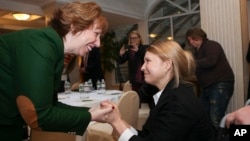 Yevropa Ittifoqining tashqi siyosat bo’yicha mas’ul rasmiysi Ketrin Eshton Kiyevda inqilob natijasida qamoqdan chiqqan sobiq bosh vazira Yuliya Timoshenko bilan uchrashmoqda, 25-fevral, 2014-yil