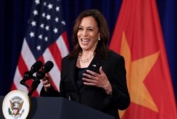 រូបឯកសារ៖ អ្នកស្រី Kamala Harris អនុប្រធានាធិបតី​សហរដ្ឋ​អាមេរិក ថ្លែង​នៅ​ក្នុង​សន្និសីទ​ព័ត៌មាន​មួយក្នុង​អំឡុង​ទស្សនកិច្ច​នៅ​រដ្ឋធានី​ហាណូយ​របស់​ប្រទេស​វៀតណាម​កាល​ពី​ថ្ងៃ​ទី​២៦ ខែ​សីហា ឆ្នាំ​២០២១។