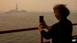 نمایی محو از «مجسمه آزادی» در نیویورک در بحبوحه آلودگی هوا ناشی از آتش‌سوزی جنگل‌های کانادا 