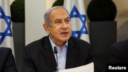 ARCHIVO - El primer ministro israelí Benjamin Netanyahu habla durante una reunión con su gabinete en Tel Aviv, el 7 de enero de 2024.