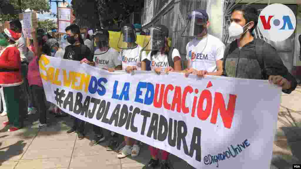 Como ya se ha hecho habitual, el gremio educativo acompañó a los enfermeros en su reclamo.