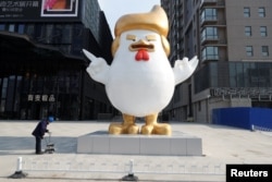 A sculpture of a rooster that local media say bears resemblance to U.S. President-elect Donald Trump is seen outside a shopping mall in Taiyuan, Shanxi province, China, Dec. 30, 2016.