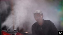 ARCHIVO - Una persona se refresca en un rociador en Las Vegas Strip, el martes 4 de junio de 2024, en Las Vegas, Nevada, EEUU.