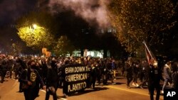 ក្រុមអ្នកតវ៉ាដែលគាំទ្រចលនា Black Live Matter ដើរហែក្បួននៅតាមដងវិថីក្នុងរដ្ឋធានីវ៉ាស៊ីនតោន នាថ្ងៃបោះឆ្នោត កាលពីថ្ងៃទី៣ ខែវិច្ឆិកា ឆ្នាំ២០២០។