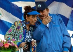 El presidente de Nicaragua, Daniel Ortega, y su esposa y vicepresidenta Rosario Murillo, encabezan un mitin en Managua, Nicaragua. (AP Photo/Alfredo Zuniga, Archivo)
