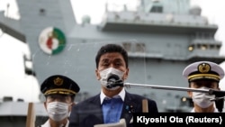 日本防衛大臣岸信夫在美國位於橫須賀的海軍基地參觀了英國“伊麗莎白女王”號航母後對媒體發表講話。 (2021年9月6日)