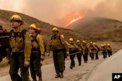 Yangın nedeniyle binlerce itfaiyeci görevlendirildi.