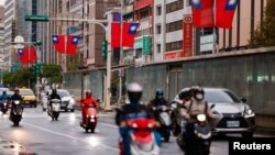 台北街头飘扬着台湾旗帜。（2024年1月3日）