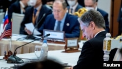 美國國務卿布林肯與俄羅斯外長拉夫羅夫在柬埔寨金邊出席東盟外長會議。（2022年8月5日）