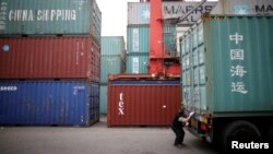 一名南韓司機在仁川港貨運碼頭檢查一個“中國海運”的貨櫃箱。（2016年5月26日）