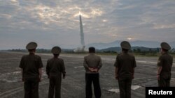 ပဲ့ထိန်းတပ် ဒုံးကျည် စမ်းသပ်ပစ်ခတ်မှုကို စစ်ဆေးနေတဲ့ မြောက်ကိုရီးယားခေါင်းဆောင် ကင်မ်ဂျုံအွန်း (အလယ်) Sept. 19, 2024. (KCNA via Reuters)