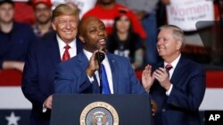 ARCHIVES-Le sénateur Tim Scott (au centre), aux côtés du président de l'époque Donald Trump (arrière plan) et du sénateur Lindsey Graham, le 28 février 2020, à North Charleston, en Caroline du Sud.