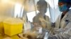 A Pékin, des techniciens analysent des prises de sang pour tenter de détecter le virus H7N9