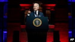 Rais Joe Biden akizungumza nje ya Ukumbi wa Uhuru, Alhamisi, Septemba 1, 2022, huko Philadelphia. (Picha ya AP/Evan Vucci).