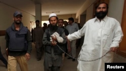 یکی از اعضای گروه طالبان به نام "ابو وقاص" که همزمان با دستگیری ملابرادر در کراچی دستگیر شده بود