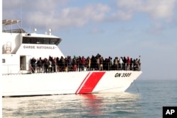 រូបឯកសារ៖ ជនចំណាកស្រុក​ធ្វើដំណើរតាម​នាវា​ បន្ទាប់ពី​ឆ្មាំការពារ​សមុទ្រ​ទុយនីស៊ីបង្ក្រាបការ​ឆ្លងដែន​តាម​សមុទ្រ​ខុសច្បាប់របស់ពួកគេ​ពី​ឈូងសមុទ្រ Sfax នៃ​ប្រទេស​ទុយនីស៊ី ទៅប្រទេសអ៊ីតាលី កាលពីថ្ងៃទី១៨ ខែមេសា ឆ្នាំ២០១៨។