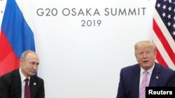 Tổng thống Nga Vladimir Putin, trái, và Tổng thống Mỹ Donald Trump gặp nhau bên lề hội nghị thượng đỉnh G20 tại Osaka, Nhật Bản ngày 28/6/2019. 