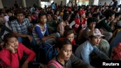 រូប​ឯកសារ៖ ពលករ​ខ្មែរ​រង់​ចាំ​ឯកសារ​នៅ​ការិយាល័យ​ប៉ូលិស​ស្រុក​អារញ្ញ​ប្រទេស​ថៃ​កាល​ពី​ថ្ងៃ​ទី​១៥ មិថុនា ឆ្នាំ​២០១៤ ដើម្បី​ត្រឡប់​មក​ប្រទេស​កម្ពុជា​វិញ។