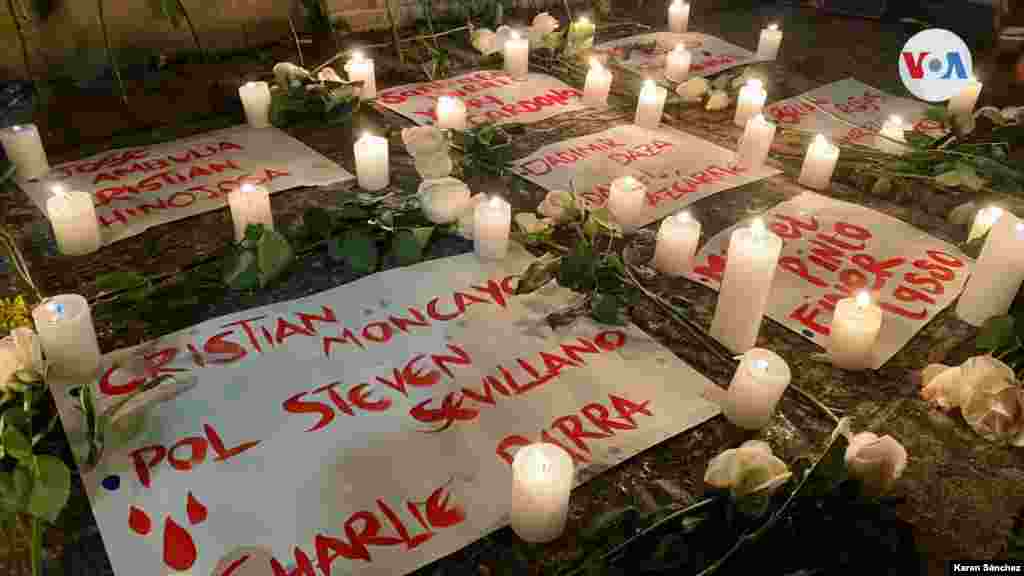 Velatón u homenaje con velas por las víctimas que han dejado las protestas, frente al Monumento a Los Héroes en Bogotá, el 7 de mayo de 2021. [Foto Karen Sánchez/VOA]