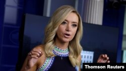 La portavoz de la Casa Blanca, Kayleigh McEnany, se dirige a los periodistas durante la rueda de prensa.