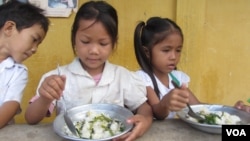 សិស្សានុសិស្ស​នៅ​បឋមសិក្សា​ឥន្ធកុមារ​ដែល​មាន​ចម្ងាយ​ប្រមាណ​ជា​ពីរ​គីឡូម៉ែត្រ​ពី​ទីរួម​ខេត្ត​កំពង់​ធំ កាល​ពី​ថ្ងៃ​ទី​១០ ខែ​មិថុនា ឆ្នាំ​២០១៤។