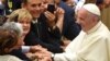 Le Pape François et des fidèles lors de son audience des participants au Congrès National de la Fédération Italienne des Maîtres du Travail, à Aula Paolo VI au Vatican, le 15 juin 2018.