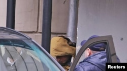 El reportero del periódico estadounidense The Wall Street Journal Evan Gershkovich, detenido bajo sospecha de espionaje, abandona un edificio de la corte en Moscú, Rusia, el 30 de marzo de 2023.