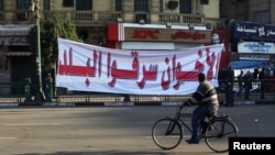 "Musulmon Birodarlar davlatni barbod qildi", deyiladi mana bu plakatda, Qohira, 29-mart, 2012 
