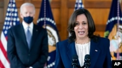 ប្រធានាធិបតី​សហរដ្ឋ​អាមេរិក​ លោក Joe Biden ឈរ​ស្ដាប់ ខណៈ​អនុប្រធានាធិបតី អ្នកស្រី Kamala Harris ថ្លែង​សុន្ទរកថា បន្ទាប់​ពី​ជួប​ប្រជុំ​ជាមួយ​នឹង​បណ្ដា​មេដឹកនាំ​មក​ពី​សហគមន៍​ពលរដ្ឋ​អាមេរិក​ដើម​កំណើត​អាស៊ី នៅ​សាកលវិទ្យាល័យ Emory ទីក្រុង Atlanta ថ្ងៃទី១៩ ខែមីនា ឆ្នាំ២០២១។ 