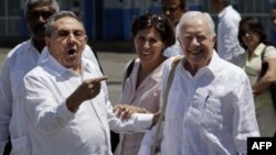 Ліворуч: президент Куби Рауль Кастро та екс-президент США Джиммі Картер