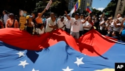 Un grupo de venezolanos participa en una actividad convocada por la candidata presidencial opositora, María Corina Machado. 