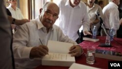 D' Escoto autografiando ejemplares de su libro “Antiimperialismo y no violencia” en La Habana.
