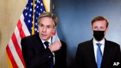 國務卿安東尼·沙利文在國家安全顧問傑克·沙利文陪同下，於2021年3月19日在阿拉斯加安克雷奇舉行的中美閉門會談後與媒體交談。