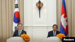 រូបឯកសារ៖ លោក Moon Jae-in (ឆ្វេង) ប្រធានាធិបតីកូរ៉េខាងត្បូង និង​លោកនាយករដ្ឋមន្ត្រី​ ហ៊ុន សែន ចូលរួម​ថ្លែង​ក្នុង​សន្និសីទ​សារព័ត៌មានមួយ បន្ទាប់ពីបានចុះហត្ថលេខាលើកិច្ចព្រមព្រៀងមួយចំនួន នៅវិមានសន្តិភាព រាជធានីភ្នំពេញ ថ្ងៃទី១៥ ខែមីនា ឆ្នាំ២០១៩។ 