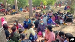 资料图片：2021年12月17日，在泰国北部德省Mae Tao，缅甸军队和克伦族反叛组织发生冲突后，逃往泰国的缅甸村民在疏散区休息。（美联社）