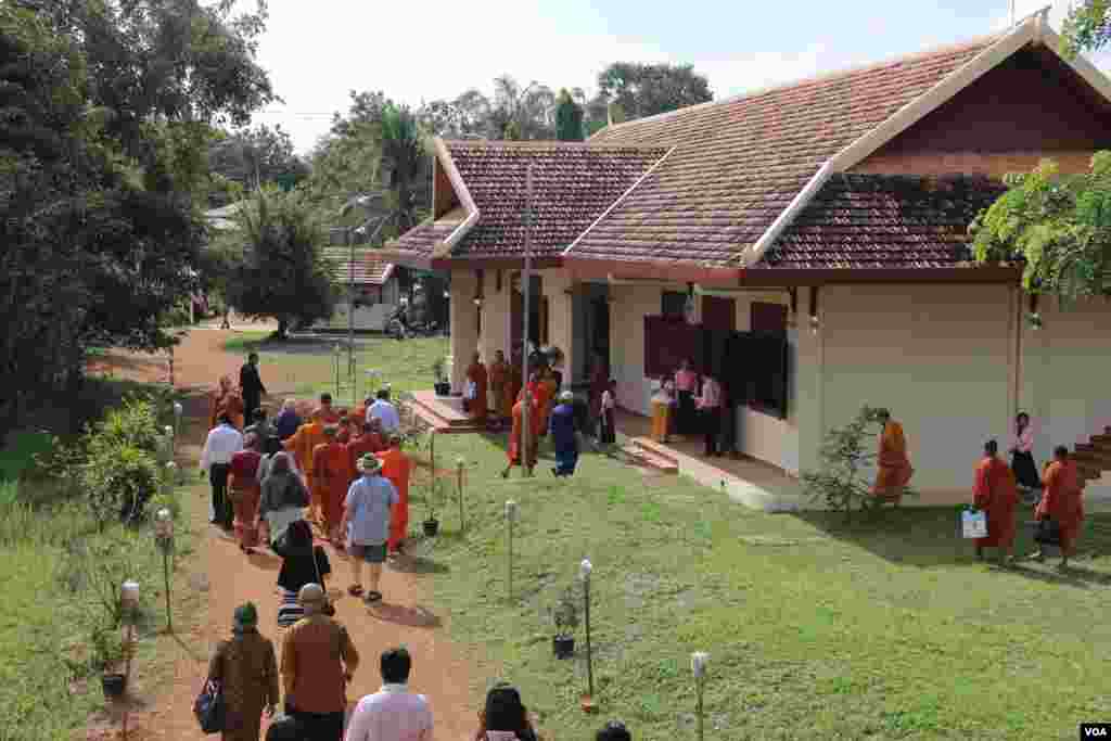 អ្នក​ចូល​រួម​ទស្សនា​បាន​ដើរ​តាម​ក្បួន​ដង្ហែរ​សូត្រ​មន្ត​របស់​ព្រះសង្ឃ​កាត់​ទីធ្លា​ពិព័រណ៍​សន្តិភាព ​ទៅ​កាន់​សាល​មួយ​ដែល​មាន​តាំង​រូប​សិល្បៈ​ឆ្លុះ​បញ្ចាំង​អំពី​កិច្ច​ខិតខំ​ប្រឹងប្រែង​ក្នុង​ការ​ព្យាបាល​ដំបៅ​សង្គ្រាម​នៅ​កម្ពុជា ​ដូច​ជា​ការ​ដោះ​មីន​ និង​ការ​គាំ​ពារ​ជនរង​គ្រោះ​ដោយ​សារ​សង្គ្រា​ម​ជាដើម​។ (រិទ្ធី ឧត្តម/VOA)