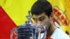 El español Carlos Alcaraz celebra con el trofeo después de ganar el Abierto de EEUU, el 11 de septiembre de 2022.
