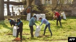 هر کال د اپریل په ۲۷مه د لاتویا خلک په عمومي پاک کارۍ کې برخه اخلي.