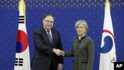 Los jefes negociadores de ambas naciones firmaron el pacto, que contempla que Seúl pague alrededor de 924 millones de dólares en 2019.