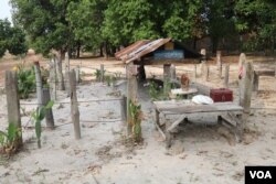 ផ្នូររបស់មេដឹកនាំខ្មែរក្រហម គឺ លោក សាឡុត ស ហៅប៉ុល ពត ដែលស្ថិតនៅលើភ្នំដងរ៉ែក ក្នុងស្រុកអន្លង់វែង ខេត្តឧត្តរមានជ័យ ក្បែរព្រំដែនប្រទេសថៃ។ (ស៊ុន ណារិន/VOA)