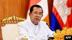 រូបថតផ្តល់ឲ្យ និងចេញផ្សាយដោយព្រឹទ្ធសភាកម្ពុជា កាលពីថ្ងៃទី០៣ ខែមេសា ឆ្នាំ២០២៤ បង្ហាញពីប្រធាព្រឹទ្ធសភា លោក ហ៊ុន សែន ថ្លែងក្នុងកិច្ចប្រជុំលើកដំបូងព្រឹទ្ធសភានៅរាជធានីភ្នំពេញ។ (Cambodia Senate / AFP)