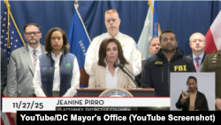 جنین پیررو، سارنوال دی سی، کش پتیل رییس اف‌بی‌ای و سایر مقامات امریکایی روز پنجشنبه حین کنفرانس خبری در بارۀ انکشافات تازه در خصوص تحقیقات رحمان الله لکنوال، مهاجم رویداد گلوله باری بر سربازان گارد ملی