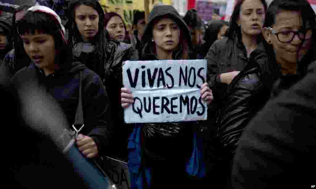 Durante la jornada en Argentina mujeres marcharon con letreros donde se leía "Vivas nos queremos". Las mismas escenas se replicaron en varios países de América Latina.