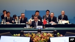 រូបឯកសារ៖ រដ្ឋ​មន្ត្រី​ការបរទេស​ចិន Wang Yi (កណ្ដាល) ថ្លែង​ក្នុង​កិច្ច​ប្រជុំ​ថ្នាក់​រដ្ឋ​មន្ត្រី​នៃ​ប្រទេស​មាន​សេដ្ឋកិច្ច​ជឿន​លឿន BRICS នៅទីក្រុង​ប៉េកាំង​ កាល​ពី​ខែ​មិថុនា។