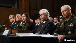 美國情報界領袖2023年3月8日赴國會山出席參議院情報委員會聽證會。由右至左為：國防情報局長斯科特·貝里爾、中央情報局長威廉·伯恩斯、國家情報總監海恩斯、國家安全局長保羅·仲宗根、聯邦調查局長克里斯托弗·雷。