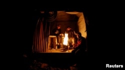 Palestinos se reúnen alrededor de una fogata, en medio de un alto el fuego entre Israel y Hamás, en el campo de refugiados de Jabalia, en el norte de la Franja de Gaza, el 26 de febrero de 2025.