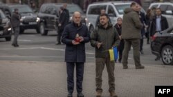 ယူကရိန်းနိုင်ငံ Kyiv မြို့ လွတ်လပ်ရေးရင်ပြင်မှာကျင်းပတဲ့ ကျဆုံးသွားတဲ့ ယူကရိန်းနဲ့ ပြည်ပစစ်သားတွေအတွက် အောက်မေ့ဖွယ်အခမ်းအနားအတွင်းတွေ့ရတဲ့ ယူကရိန်းသမ္မတ Volodymyr Zelensky (ယာ)နဲ့ ဂျာမနီဝန်ကြီးချုပ် Olaf Scholz (ဝဲ) (ဒီဇင်ဘာ ၂၊ ၂၀၂၄)