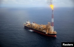 Jukwaa linaloelea la uchimbaji mafuta la Kaombo Norte la nje ya pwani ya Angola lilipigwa picha kutoka katika Helikopta, Nov. 8, 2018. REUTERS/Stephen Eisenhammer - RC1BBCE4AC60