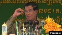 លោកនាយករដ្ឋមន្ត្រី​ហ៊ុន សែន ថ្លែងក្នុង​សុន្ទរកថា​នៅក្នុង​ពិធី​សម្ពោធ​សាងសង់​ផ្លូវ​ក្រវ៉ាត់​ក្រុង នៅ​រាជធានី​ភ្នំពេញ កាលពី​ថ្ងៃ​ចន្ទ ទី៦ ខែមីនា ឆ្នាំ២០១៧។ (រូបដកស្រង់ចេញពី​ទំព័រហ្វេសប៊ុក​លោកនាយករដ្ឋមន្ត្រី ហ៊ុន សែន) 